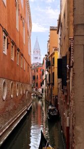 Callejones entre canales en Venecia