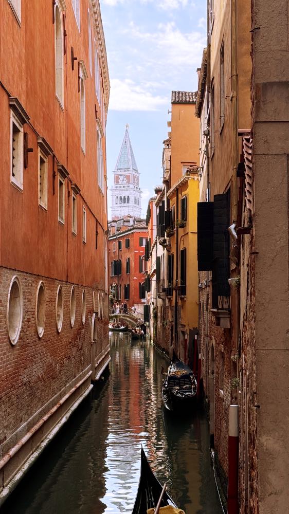 Callejones entre canales en Venecia