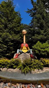 Personajes de cuento en Efteling con niños y bebés